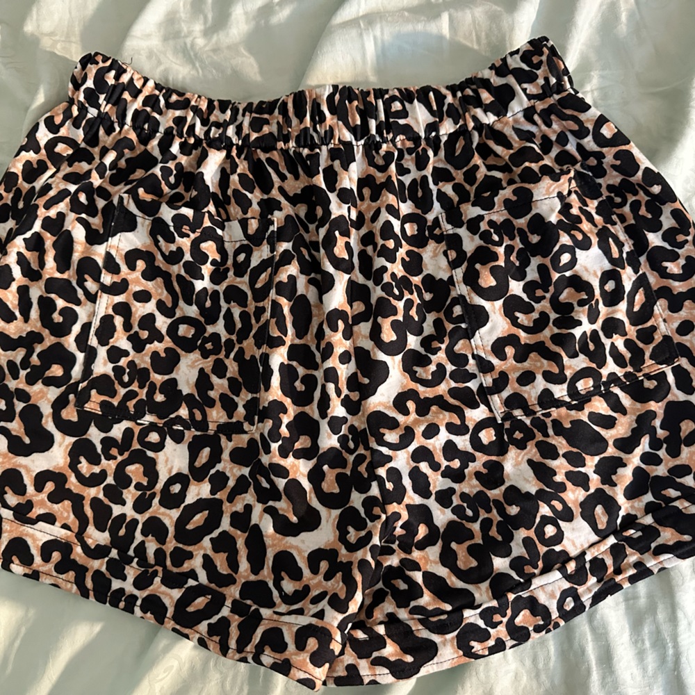 Women's size large leopard print shorts. Drawstring and pockets front and back.